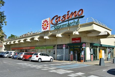 Milliers d'emplois menacés, casse des conditions de travail : la vente de Casino prépare un drame social